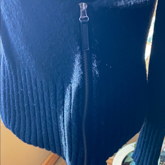 Size LARGE BLACK SIDE FRONT ZIP SWEATER - Picture 2 of 5